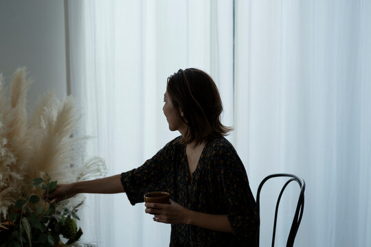 ドライフラワーを飾る40代日本人女性