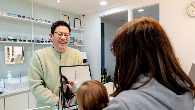 Optical center visit focusing on customer satisfaction