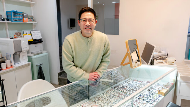 Optical center showcases glasses and satisfaction