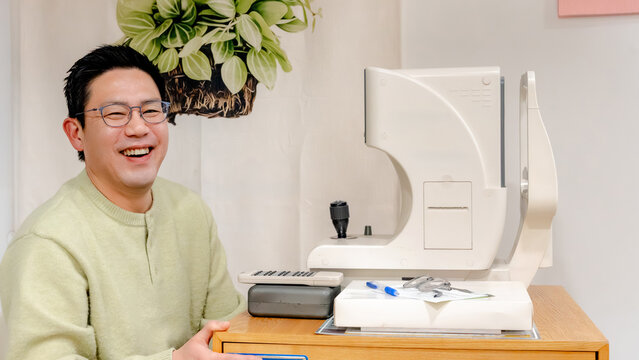 Optometrist providing excellent customer service