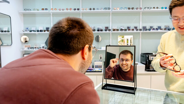 Customer&rsquo;s satisfaction with new glasses at optical center