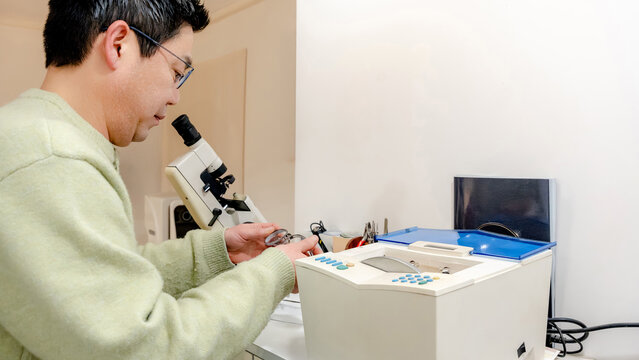 Optical specialist ensuring customer satisfaction