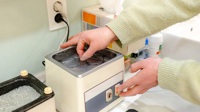 Glasses cleaning for optimal customer satisfaction