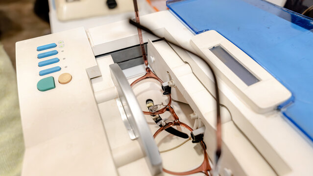 Optical lab device crafting precision glasses