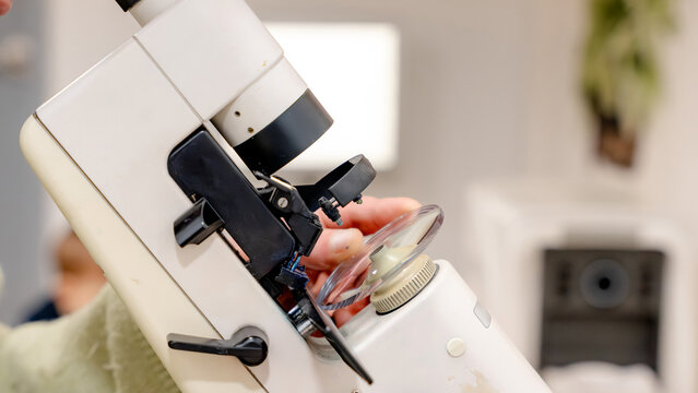 Optical lens measurement at vision center