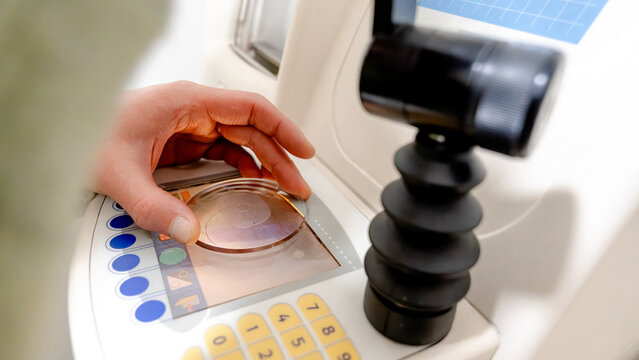 Optical center device for precise glass lens inspection