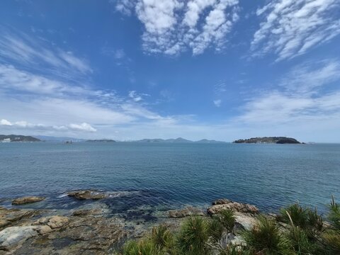 Scenic Seaside View with Clear Sky 해안 절경 바다 풍경