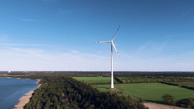 Eine Landschaft mit Windr&auml;dern und einem See in Deutschland