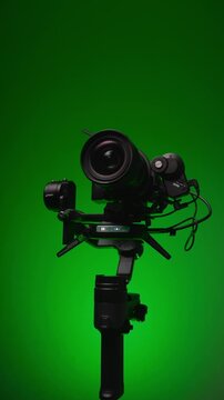 camara de video en gimbal video 4k video vertical	
fondo verde