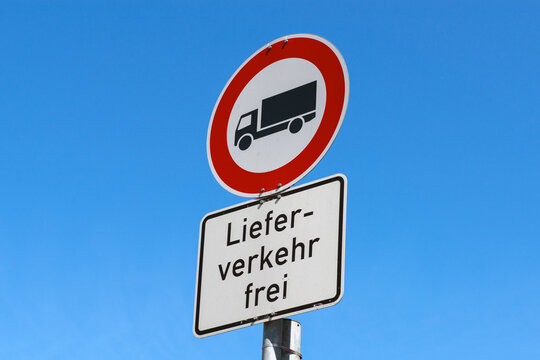 Hinweisschild in der Innenstadt, Stra&szlig;e gesperrt f&uuml;r LKWs, nur &bdquo;Lieferverkehr frei&ldquo;.