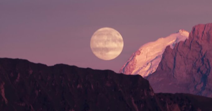 Lune se levant derri&egrave;re les montagnes au coucher de soleil