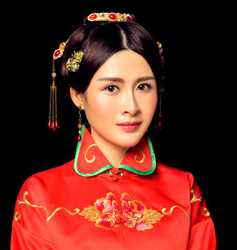 Asian women in red ancient costumes