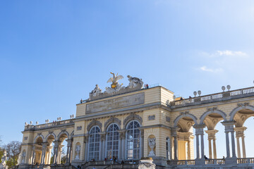 Obraz premium The Gloriette neoclassical monument and belvedere at Schonbrunn Palace gardens in Vienna.