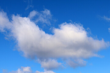 Obraz premium Blue sky background with white cloud