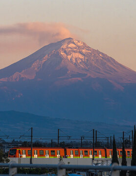 Paisaje urbano del volc&aacute;n Popocat&eacute;petl y el metro de la ciudad de M&eacute;xico