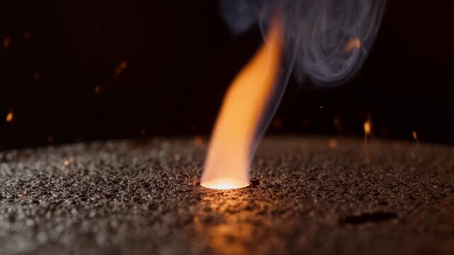 テルミット反応 溶融鉄 スパーク爆発 マクロ接写 暗黒背景