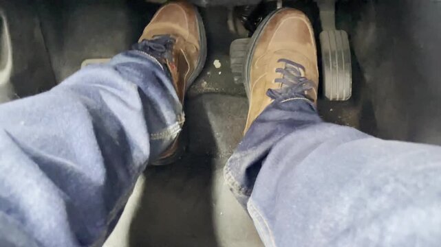 Conduciendo con pedal de freno, acelerador y embrague de coche con sonido motor y pies de conductor pisando y soltando