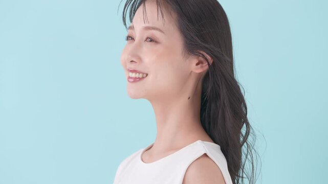 女性　ブルーバック　髪　風