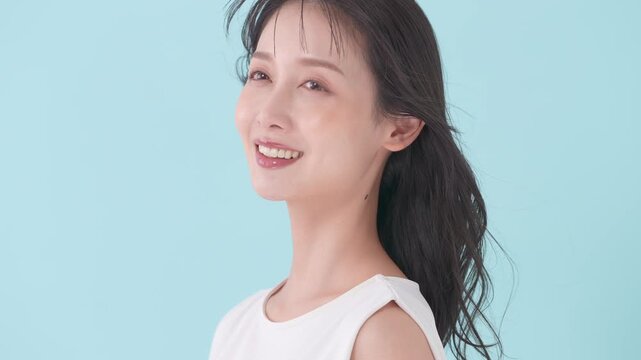 女性　ブルーバック　髪　風
