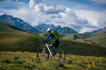 Obraz premium Riding mountain bike in the beautiful mountains