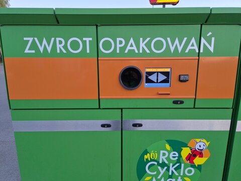 Maszyna do skupu butelek plastikowych. 