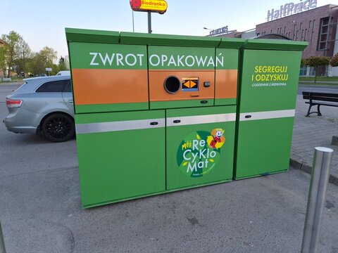 Maszyna do skupu butelek plastikowych. 