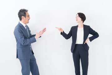 Obraz premium 喧嘩するビジネスマンたち