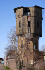 Opuszczona zabytkowa kolejowa wieża ciśnień, stara architektura przemysłowa. © Adam