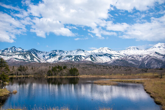 世界自然遺産 知床五湖と冠雪した知床連峰のリフレクション（Reflection of Shiretoko Mountains and Shiretoko Five Lakes, World Heritage）