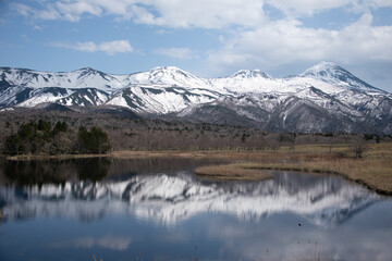 Fototapeta premium 世界自然遺産 知床五湖と冠雪した知床連峰のリフレクション（Reflection of Shiretoko Mountains and Shiretoko Five Lakes, World Heritage）