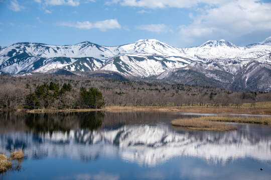 世界自然遺産 知床五湖と冠雪した知床連峰のリフレクション（Reflection of Shiretoko Mountains and Shiretoko Five Lakes, World Heritage）