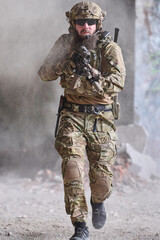 Obraz premium Armed Soldier In Tactical Gear Running Forward With Rifle During Urban Military Operation