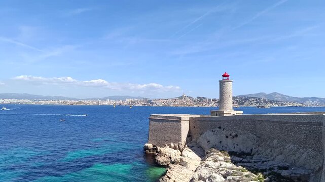 ville de Marseille vue depuis l'ile du ch&acirc;teau d'if