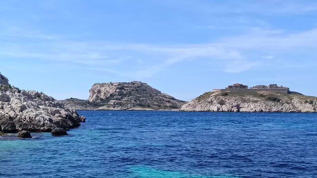 ile au large de le ville de Marseille (France)