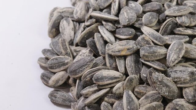 tas de graines de tournesol grill&eacute;es et sal&eacute;es