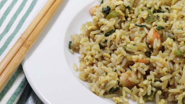 assiette de riz saut&eacute; &eacute;pinards et crevettes