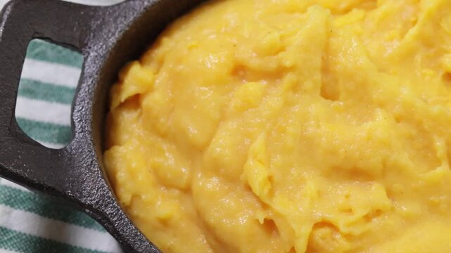 Pur&eacute;e de butternut onctueuse, en gros plan