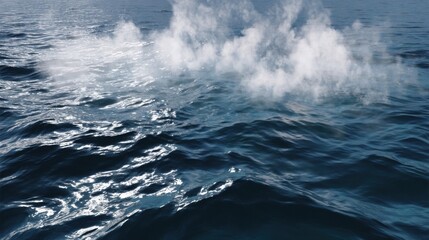 Naklejka premium Beautiful Ocean Waves with Spray and Sunlight Reflection on Water