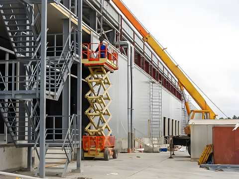Construction of a modern logistics warehouse with sandwich panels and insulation