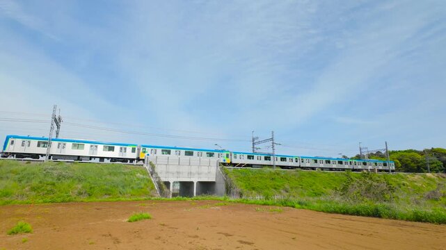 青空が広がる田園風景を走る東武アーバンパークライン　80000系　大宮駅&hArr;船橋駅