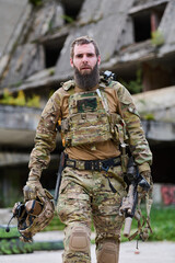 Obraz premium Armed Soldier in Tactical Gear Walking With Rifle and Helmet in Urban Combat Environment