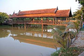 Obraz premium river and bridge in siem reap in cambodia 