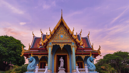 Naklejka premium Ornate Buddhist temple facade with dragon statues and golden roof details
