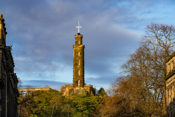 Obraz premium The Nelson Monument on Calton Hill in Edinburgh, Scotland. The monument was built between 1807 and 1816 to commemorate Vice Admiral Horatio Nelson and his victory at the Battle of Trafalgar in 1805.