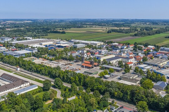 Luftbild der Stadt Dachau in Oberbayern, Blick auf das Industrie- und Gewerbegebiet Dachau-Ost