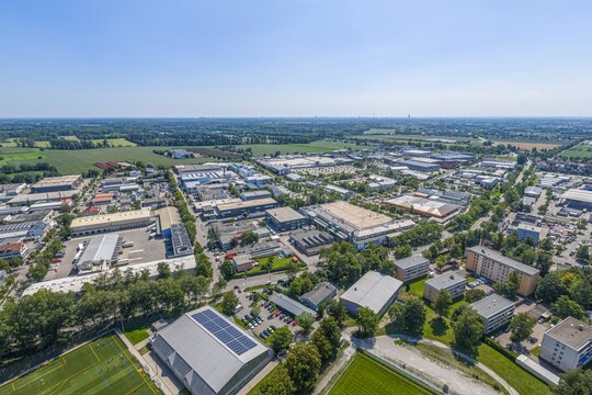 Luftbild der Stadt Dachau in Oberbayern, Blick auf das Industrie- und Gewerbegebiet Dachau-Ost