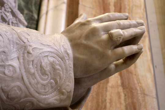 Monumento a Papa Benedetto XV in preghiera, scultura in marmo bianco e bronzo nella Basilica di San Pietro in Vaticano, concetto di pace e fede cattolica