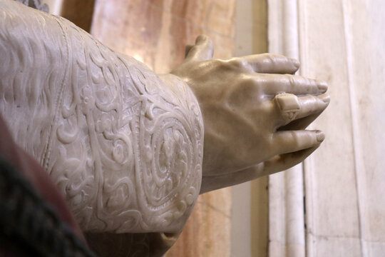 Monumento a Papa Benedetto XV in preghiera, scultura in marmo bianco e bronzo nella Basilica di San Pietro in Vaticano, concetto di pace e fede cattolica