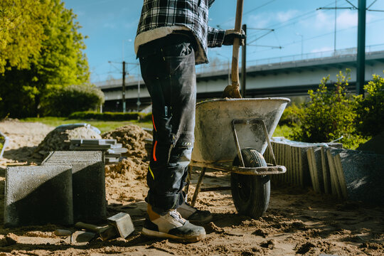 Garten und Landschaftsbauer bei der Arbeit