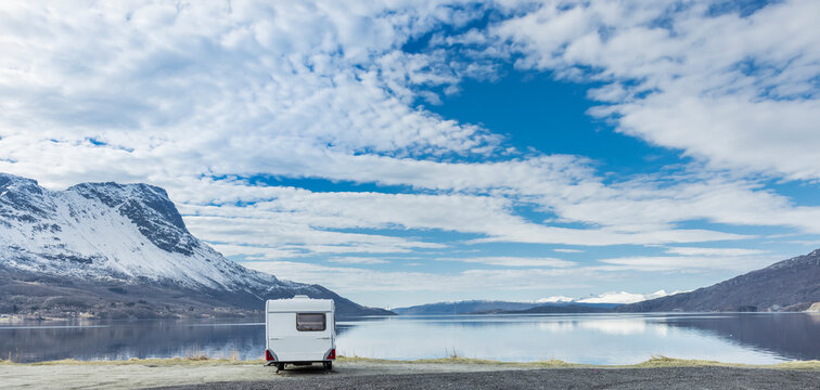 wohnwagen an einem Strand von Narvik &uuml;ber den Ofotfjord